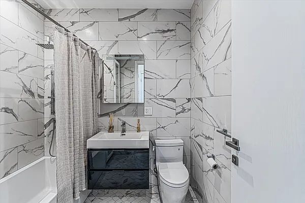 Bathroom, photo 1
