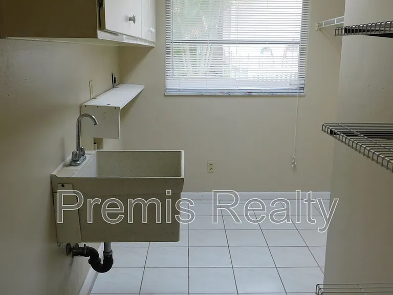 1840 Oak Forest Dr W — Photo 9