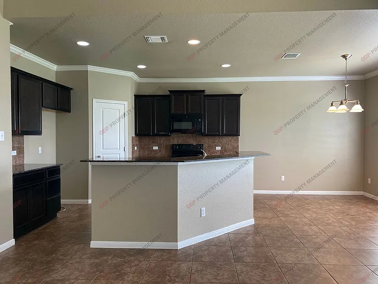 5607 Blackstone Dr — Photo 4