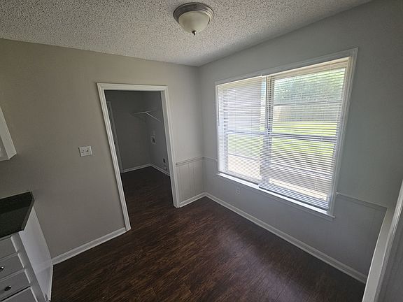 5th image of 4096 Royalcrest Dr