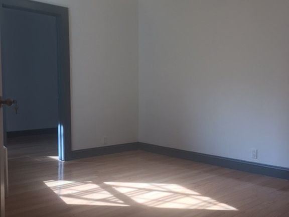 3rd image of 111 Macdougal St APT 10