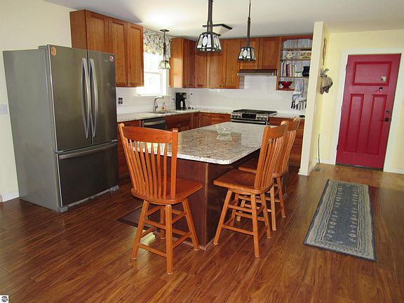 3rd image of 931 Geller Ct