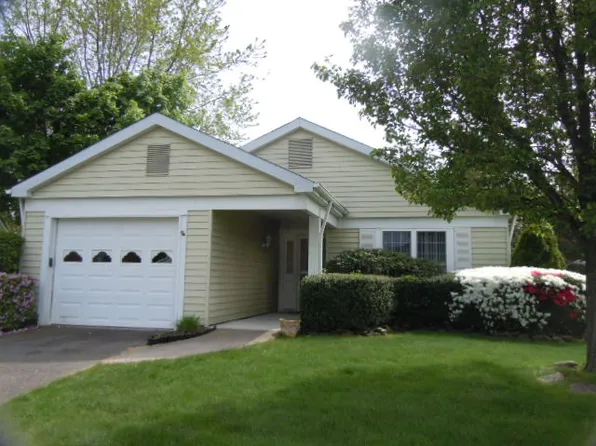 568 Wintergreen Ct, Ridge, NY 11961