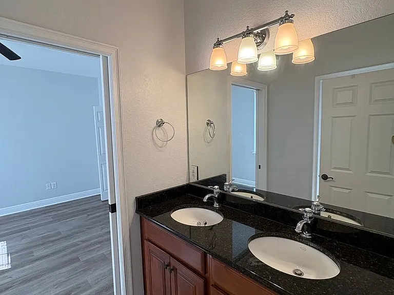 1455 Catherine St — Photo 17