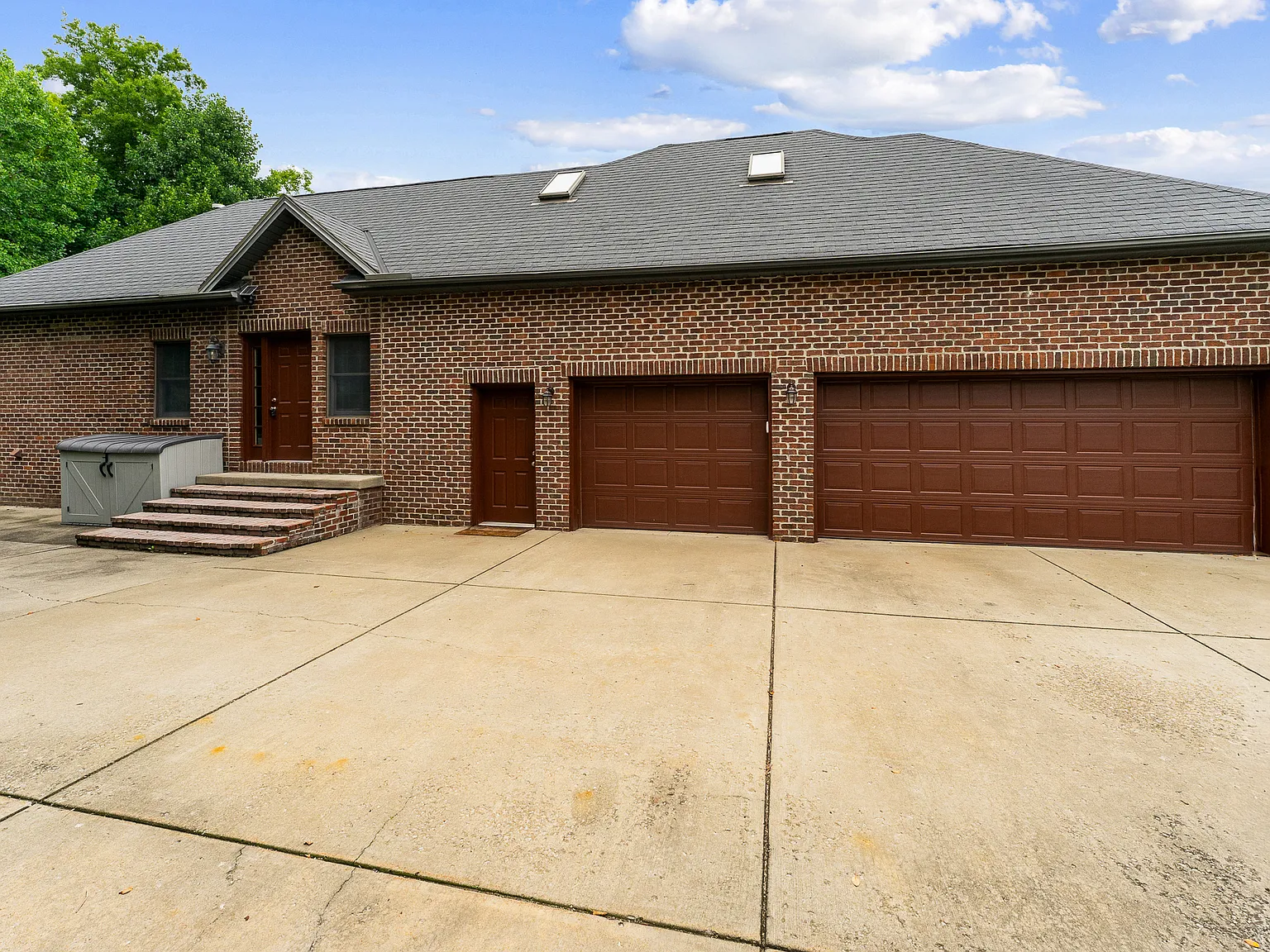 4 bed, 3951 sqft, $4,000 — Photo 3