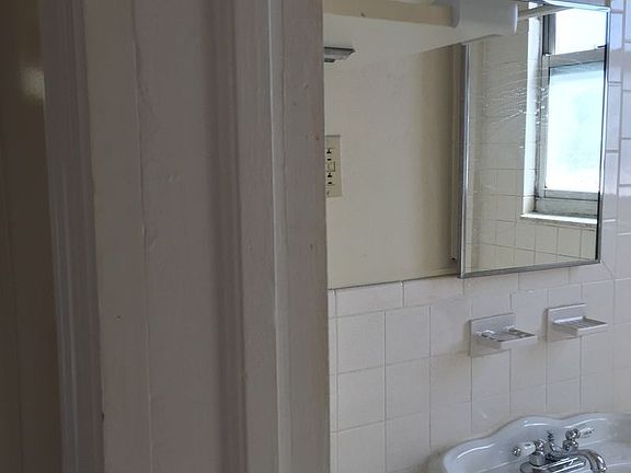 4th image of 5040 39th St APT 3F