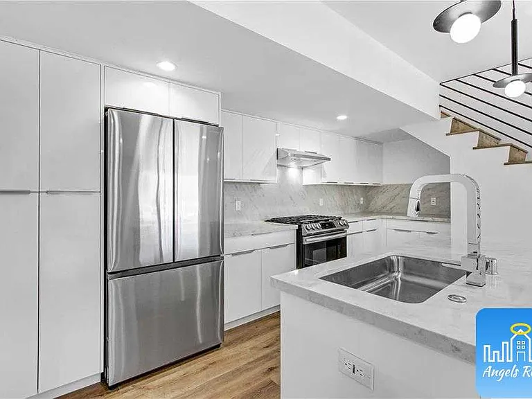 Saugus Ave — Photo 9