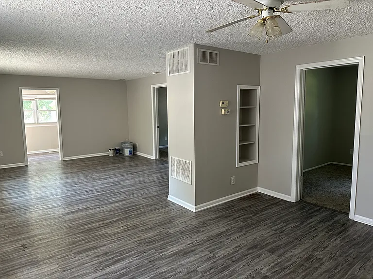 748 S Poplar St — Photo 12