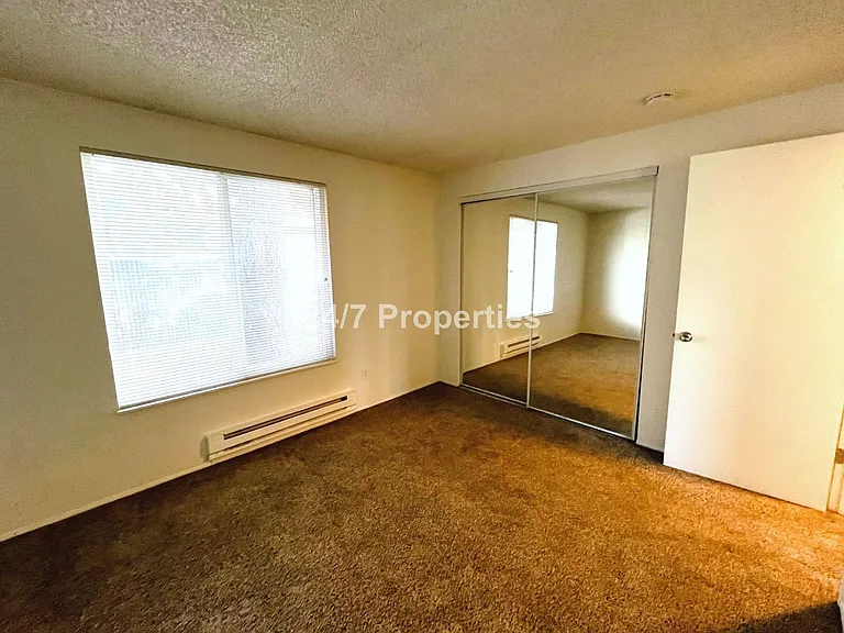6421 SE 52nd Ave — Photo 10