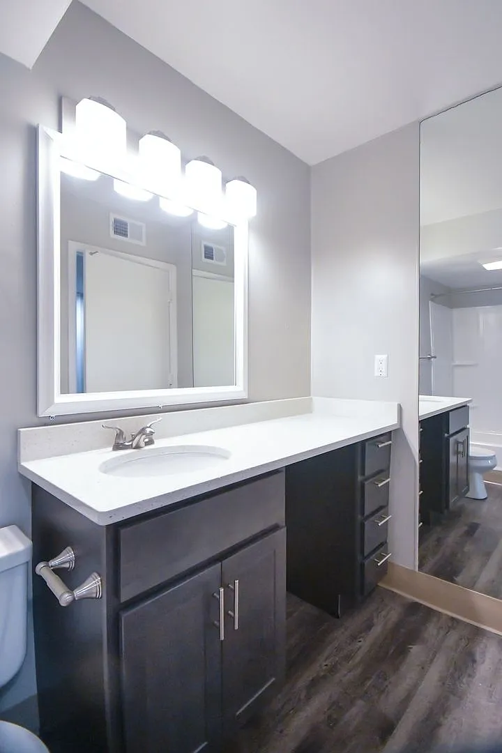 Tivoli Apartments — Photo 4