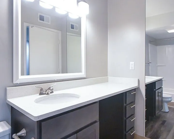 Tivoli Apartments — Photo 4