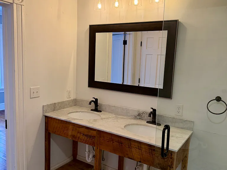 549 E Marion St — Photo 15