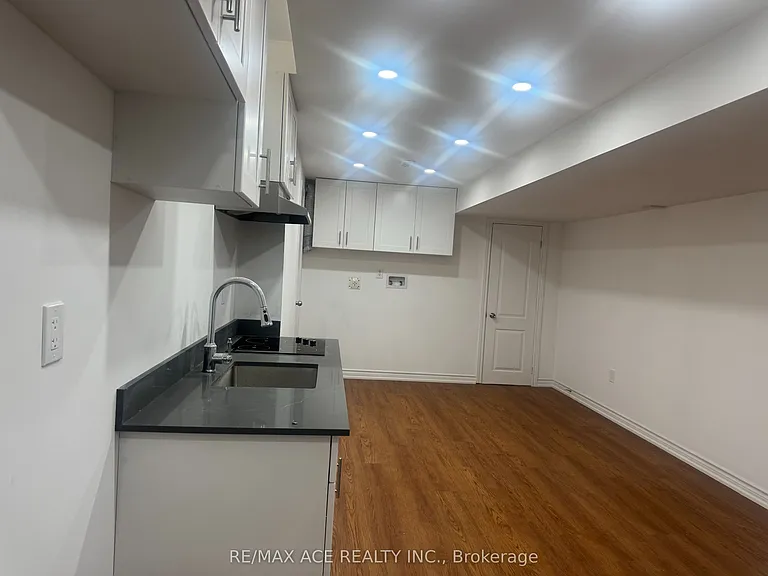 7 Glacier Cres #BASEMENT — Photo 7