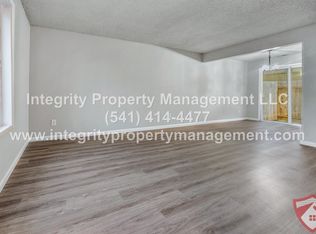330 S 5th St APT 2, Central Pt, OR 97502