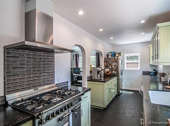 4th image of 2827 Howard Ave