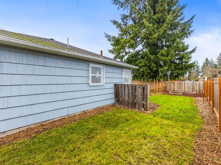 235 Riviera Dr NE — Photo 24