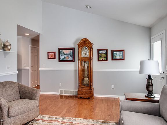 5th image of 220 Embury Dr