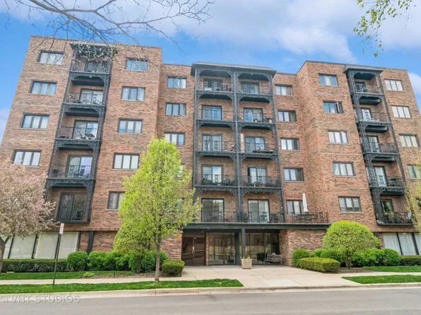 414 Clinton Pl APT 501, River Forest, IL 60305