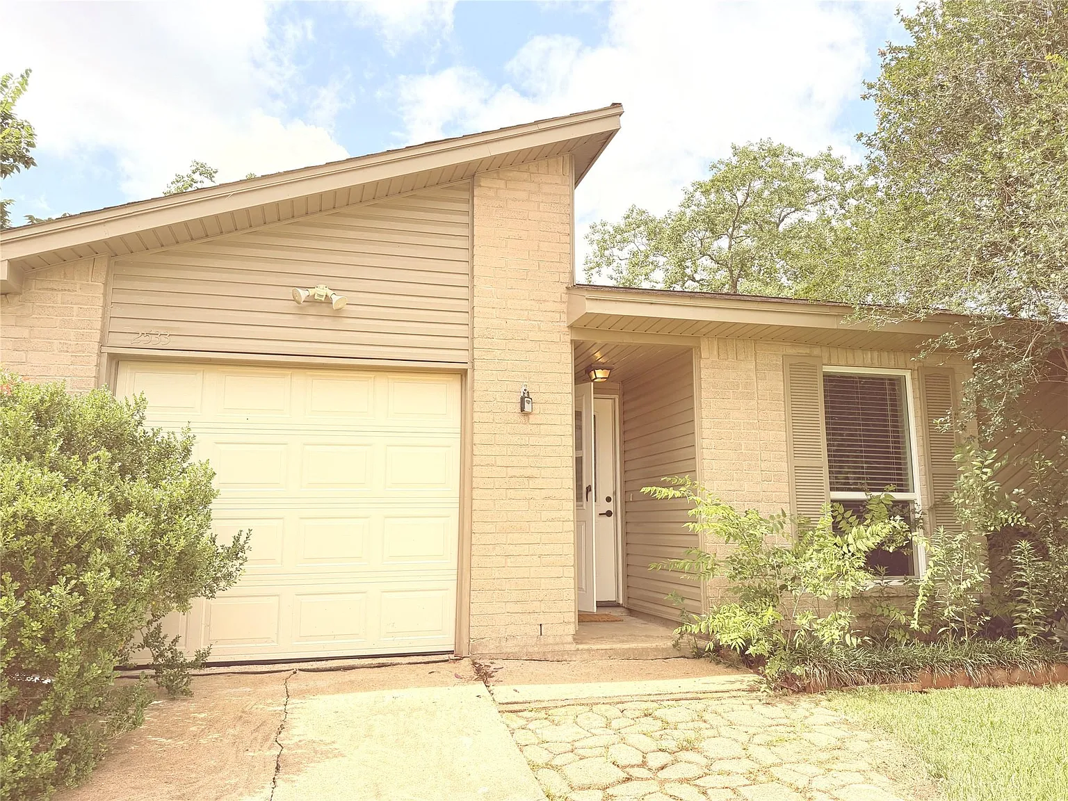 3 bed, 1.0 bath, 1034 sqft, $1,900 — Photo 1