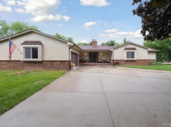 59300 Montego Dr, New Hudson, MI 48165