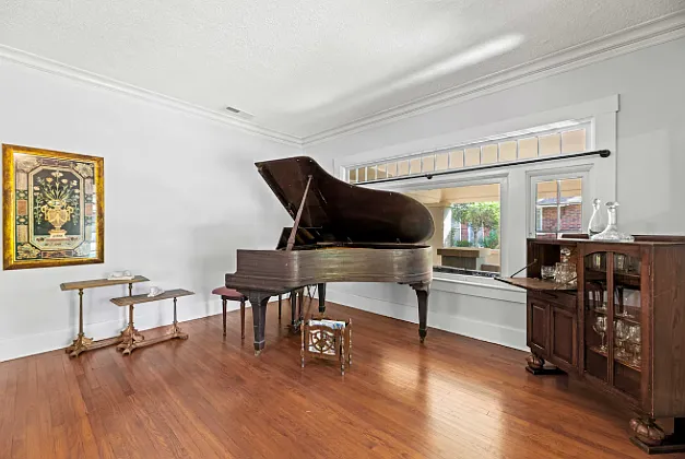 4 bed, 2630 sqft, $4,000 — Photo 3