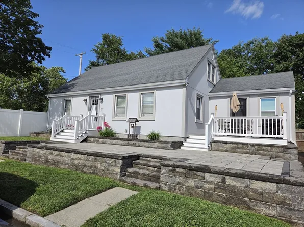 10 Wayne St, Fall River, MA 02721