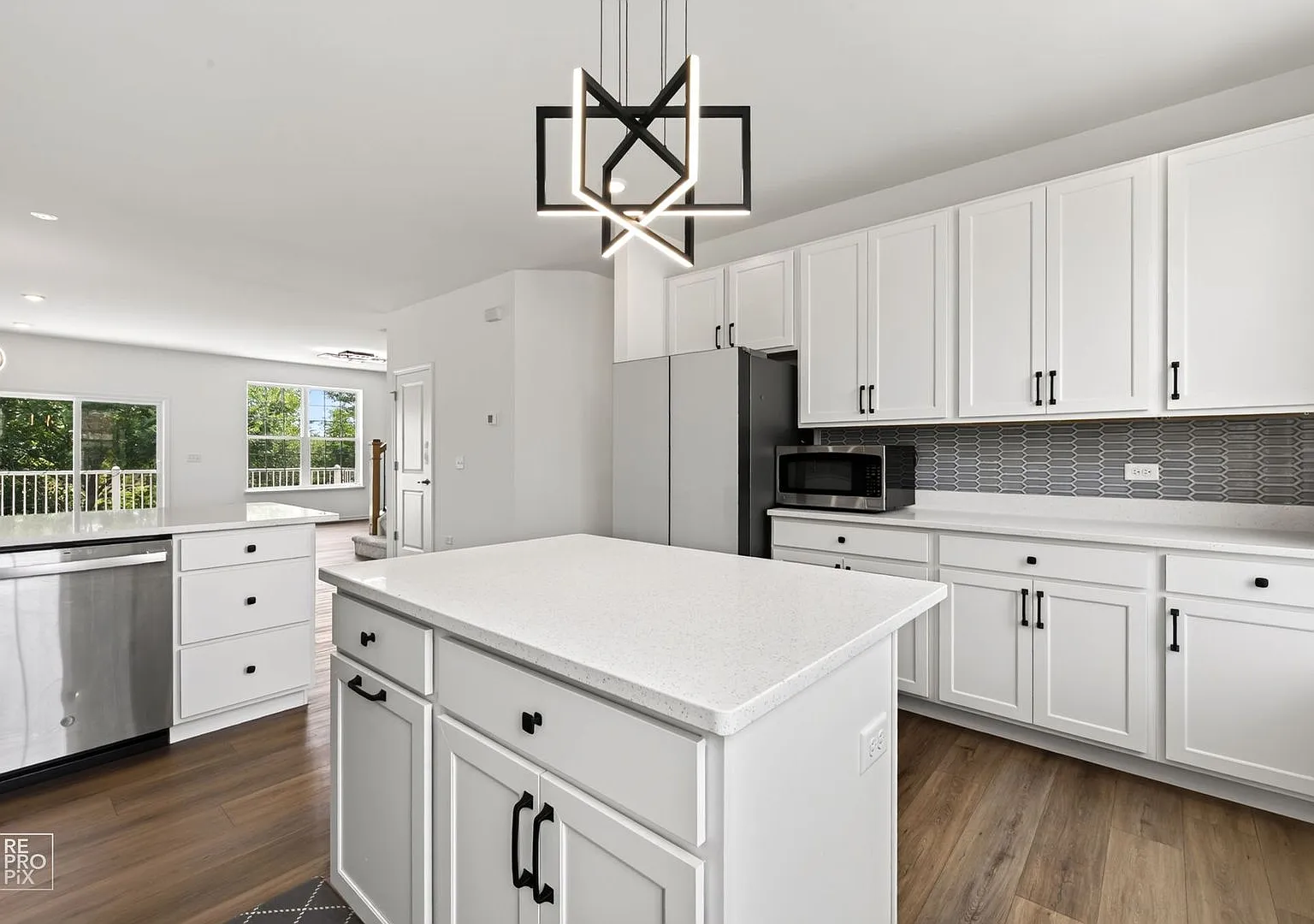 Gorgeous 3 Bedroom home in Heritage Park! — Photo 4
