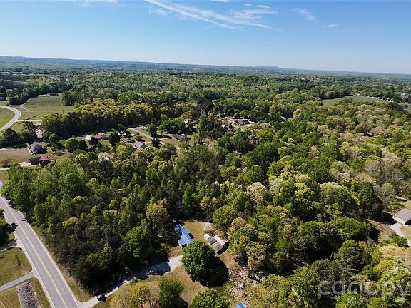 5th image of 417 Stony Point Rd