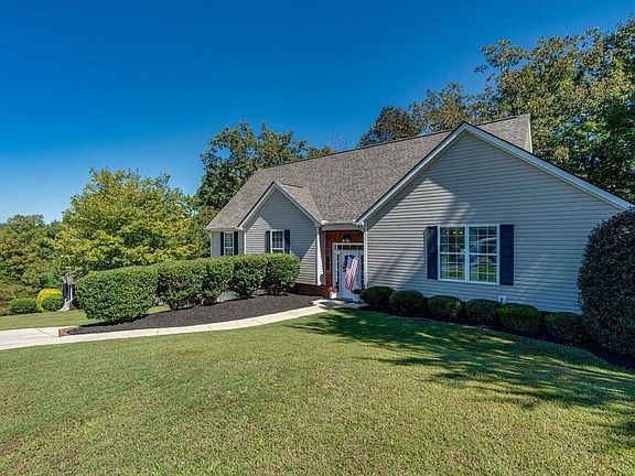 3rd image of 127 Hidden Oaks Dr
