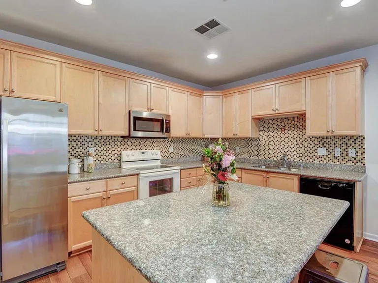 88 N Jackson Ave #119 — Photo 7