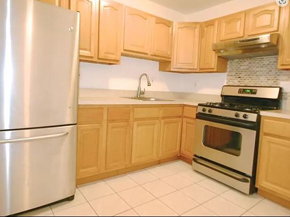 3rd image of 27 Stuyvesant Ave #2R