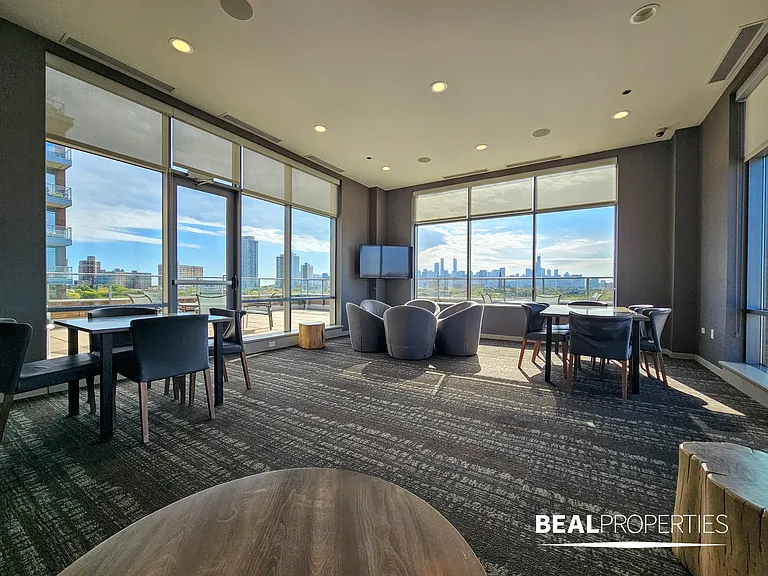 558 W Webster — Photo 19