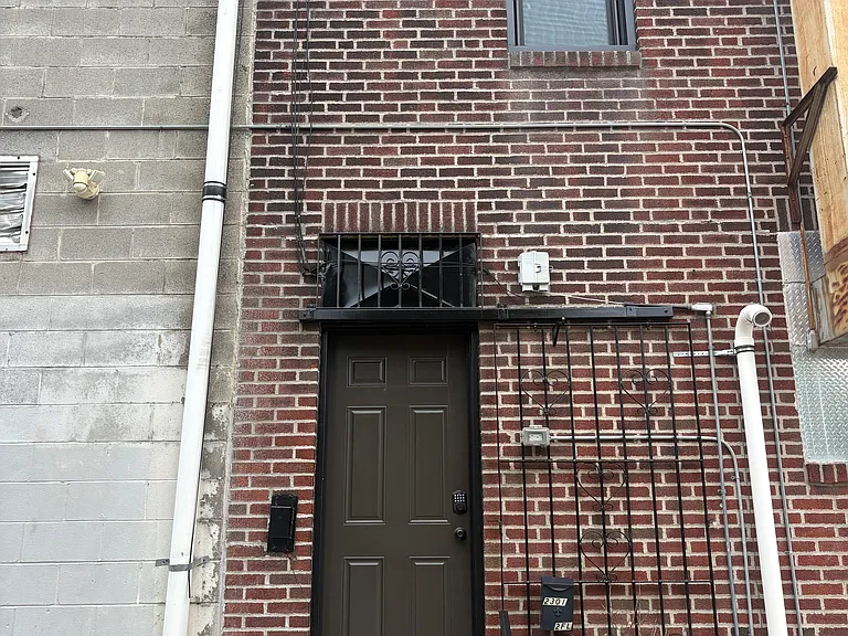 2301 E Albert St — Photo 11