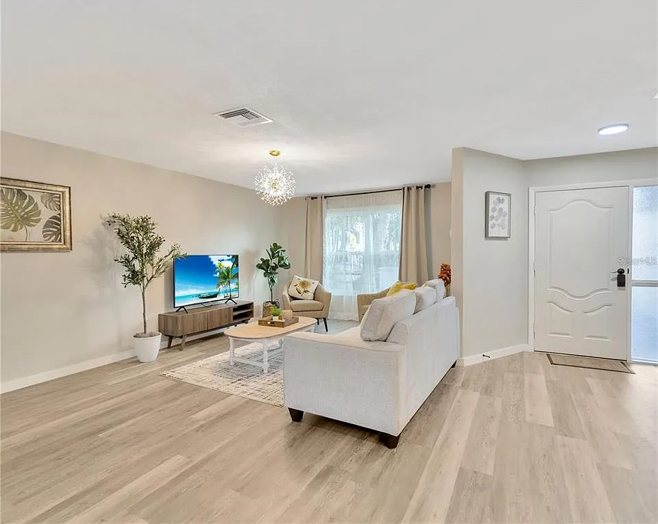 4 bed, 2.0 bath, 1669 sqft, $3,000 — Photo 4