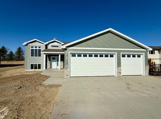 424 7th Ave SW, Surrey, ND 58785