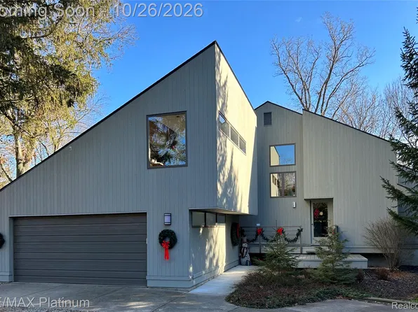 2558 Cedar Lane Ct, Hartland, MI 48353