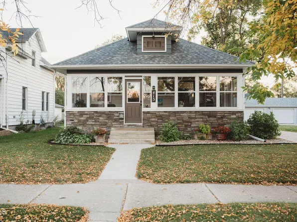 415 4th Ave SW, Jamestown, ND 58401