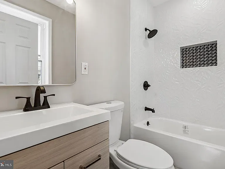 724 N Curley St — Photo 11