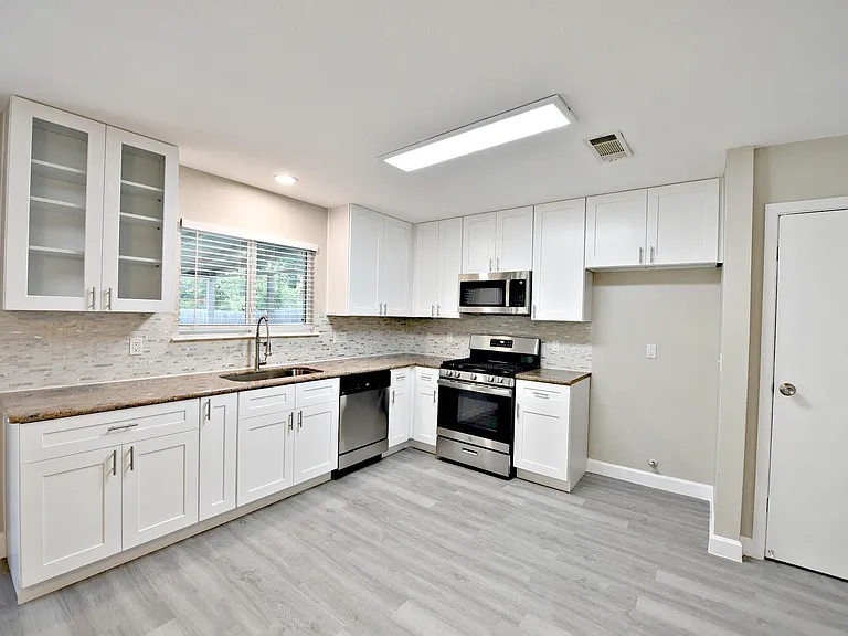 11214 Blackmoor Dr — Photo 8