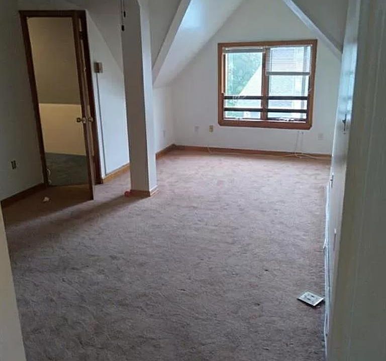 2nd image of 527 Huntington Rd #2