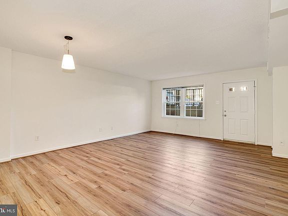4th image of 148C N Bedford St #C