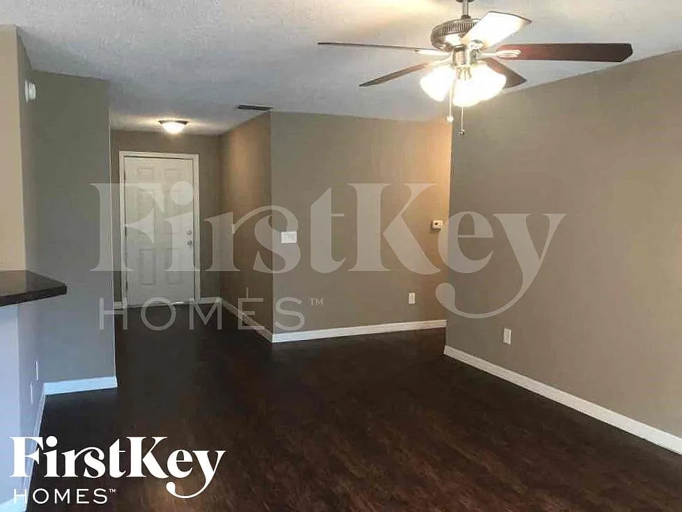 4 bed, 2.0 bath, 1383 sqft, $1,645 — Photo 3