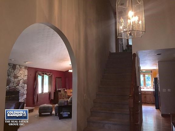 Dbl-level entry w/character