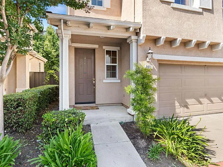 301 Candela Cir — Photo 2