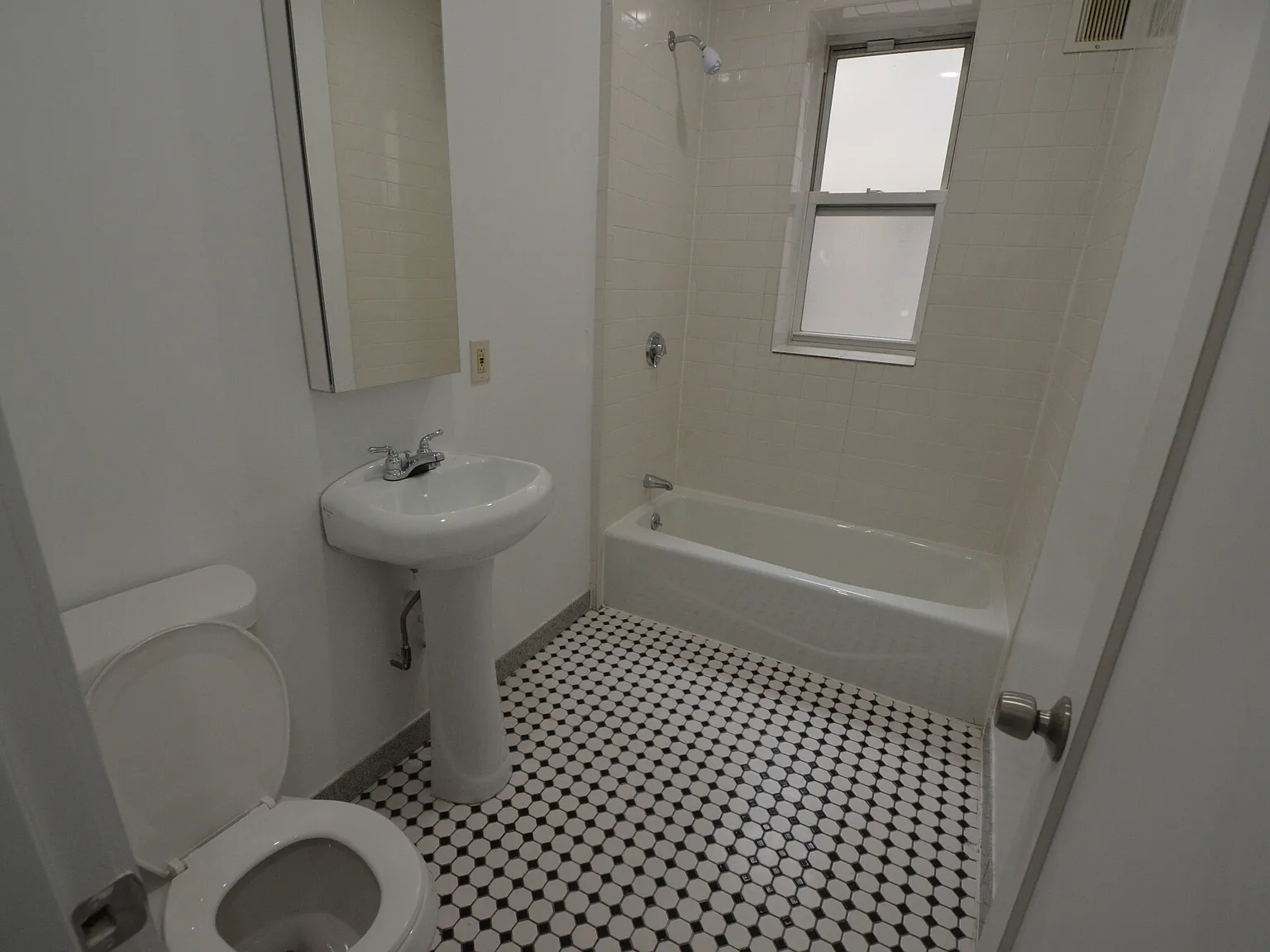 2 bed, $2,700 — Photo 4