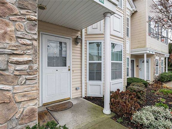 4th image of 376 Summer Ct