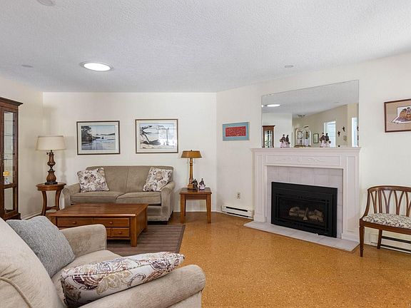 3rd image of 5156 Cordova Bay Rd #21