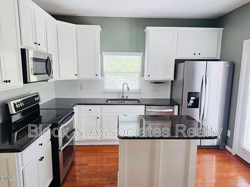 3 bed, 4.0 bath, 1889 sqft, $2,100 — Photo 2