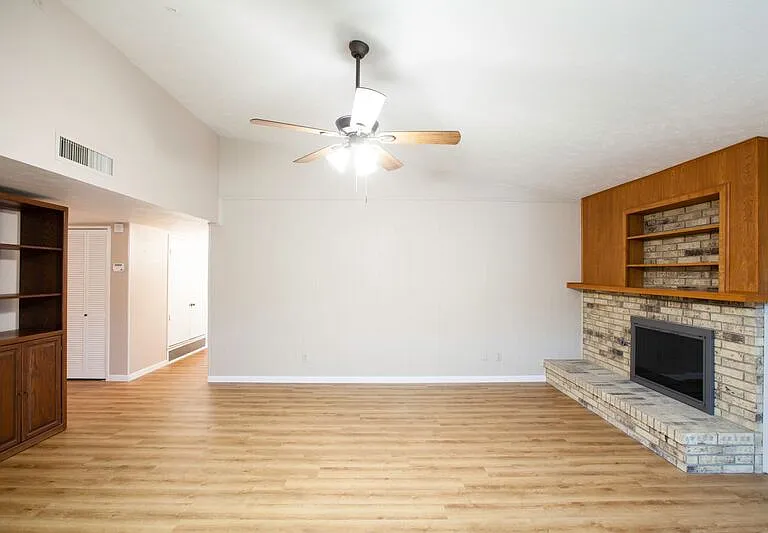 921 Mossvine Dr — Photo 22