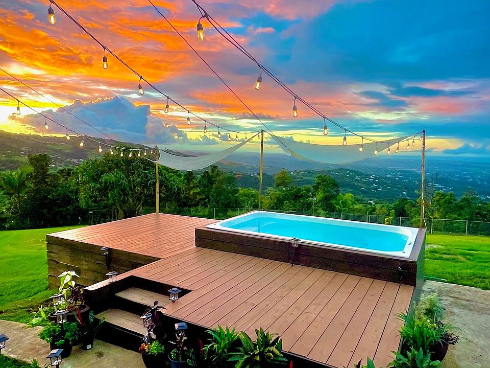 This 3 bedroom House brags a new deck with plunge pool (up to 10 persons!). On a dead end street, and an acre of land with airplane sized views to the Atlantic Ocean.